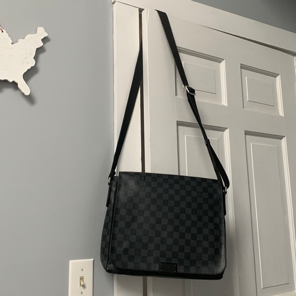 Louis Vuitton Other - 2015 authentic Louis Vuitton Damier Graphite messenger bag